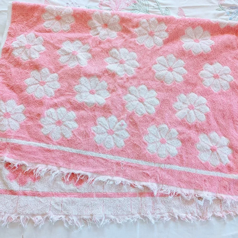 VTG Martex Bath Towel Pink Flower Power Daisy 100% Cotton Groovy Retro MCM USA